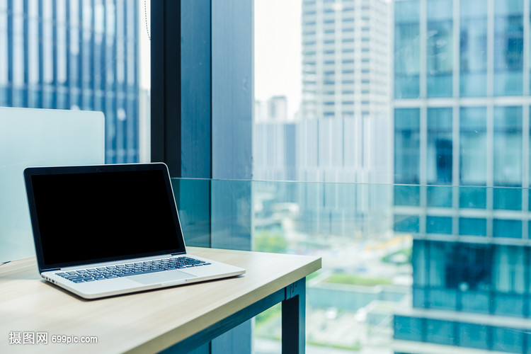 科技與人文的完美融合 公司辦公環(huán)境中的電腦一角